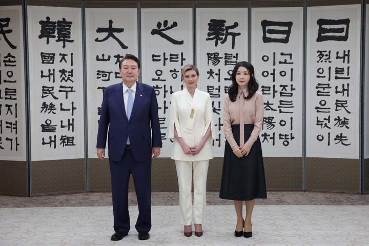 [서울=뉴시스] 윤석열 대통령과 부인 김건희 여사가 16일 서울 용산 대통령실 청사에서 볼로디미르 젤렌스키 우크라이나 대통령 부인 올레나 젤렌스카 여사를 접견, 기념촬영하고 있다. (사진=대통령실 제공) 2023.05.16. photo@newsis.com *재판매 및 DB 금지