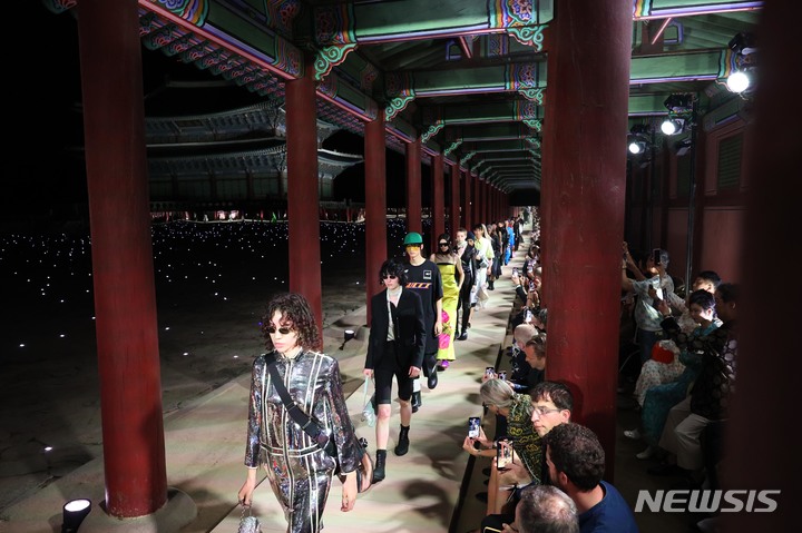 [서울=뉴시스] 사진공동취재단 = 이탈리아 명품 브랜드 구찌가 16일 서울 경복궁 근정전에서 ‘구찌 2024 크루즈 패션쇼’를 열었다. 2023.05.16. photo@newsis.com