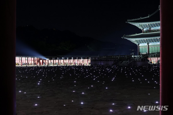 [서울=뉴시스] 사진공동취재단 = 이탈리아 명품 브랜드 구찌가 16일 서울 경복궁 근정전에서 ‘구찌 2024 크루즈  패션쇼’를 열었다. 모델들이 옷을 선 보이며 런웨이를 하고 있다.경복궁의 중심 건물인 근정전은 조선시대 왕실이 의식을 거행하고 외국 사신을 맞는 행사가 열린 곳이다. 2023.05.16. photo@newsis.com