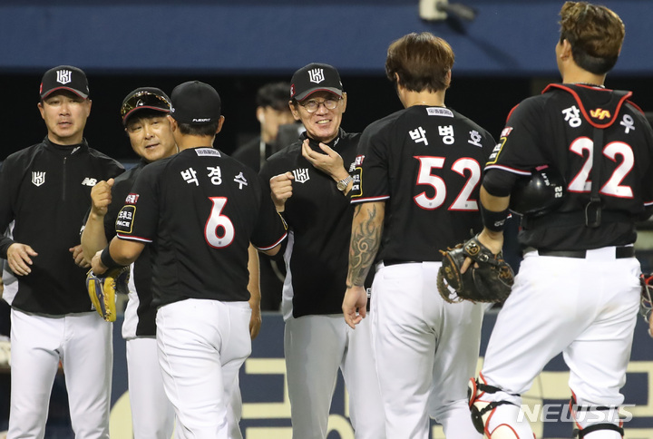 [서울=뉴시스] 조수정 기자 = 16일 서울 송파구 잠실야구장에서 열린 2023 KBO리그 LG트윈스와 kt위즈의 경기, 12-7로 승리한 KT 이강철 감독과 박경수, 박병호, 장성우 등 선수들이 기쁨을 나누고 있다. 2023.05.16. chocrystal@newsis.com