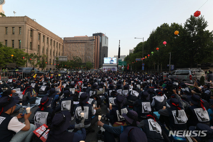 [서울=뉴시스] 조성봉 기자 = 16일 오후 서울 중구 시청 이태원참사 희생자 합동분향소 인근 도로에서 열린 이태원 참사 200일 추모문화제에서 이태원참사 유가족과 민주노총 건설노조 조합원, 시민들이 촛불을 밝히고 있다. 2023.05.16. suncho21@newsis.com