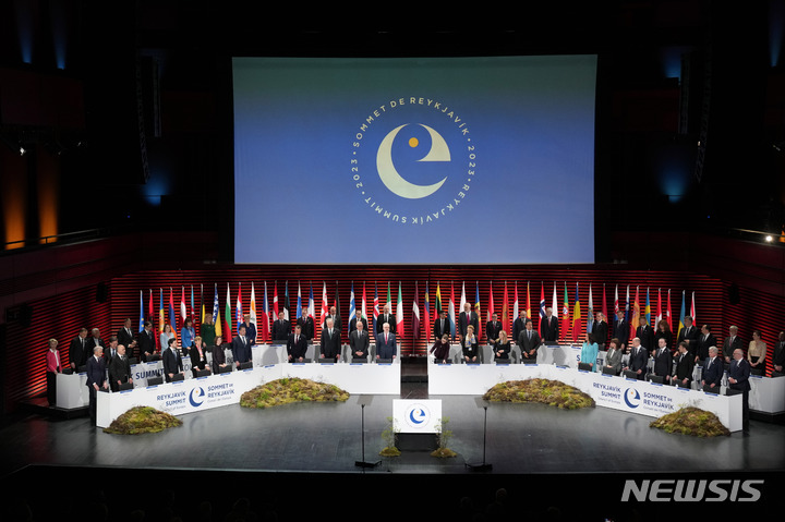 [레이캬비크=AP/뉴시스] 알랭 베르세 유럽평의회 사무총장은 24일(현지 시간) "정치적 이득을 위해 법원을 무기화해서는 안 된다"며 주요 회원국의 반(反)이민 권한 강화 주장에 우려를 표했다. 사진은 2023년 5월16일 아이슬란드 수도 레이캬비크에서 열린 유럽평의회 정상회의 개막식. 2023.05.18.