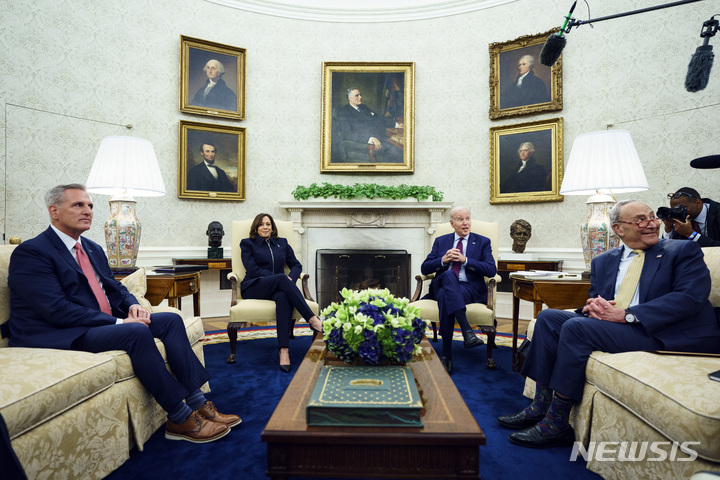 [워싱턴=AP/뉴시스] 조 바이든 미국 대통령이 16일(현지시간) 백악관 집무실에서 미 의회 지도부와 미 연방정부 부채 한도 협상을 벌이고 있다. 왼쪽부터 케빈 매카시 하원의장(공화당), 카멀라 해리스 부통령, 척 슈머 상원 민주당 원내대표. 2023.05.17.