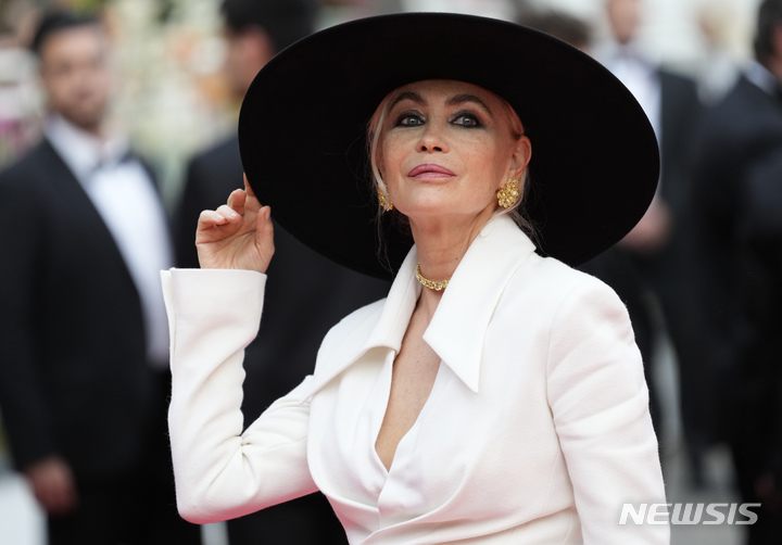 [서울=AP/뉴시스] 프랑스 여배우 엠마누엘 베아르.