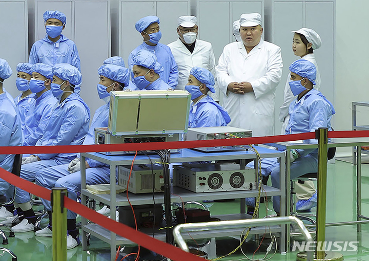 [평양=AP/뉴시스] 북한이 유엔 산하 국제해사기구(IMO)에 위성 발사에 따른 주의 경보를 통보했다. 사진은 정은(오른쪽 세 번째) 북한 국무위원장이 딸 주애와 함께 국가우주개발국을 방문, 정찰위성 발사준비를 점검하는 모습. 2023.05.31.