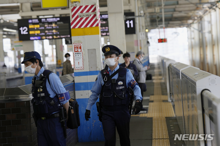 [히로시마=AP/뉴시스]17일 일본 서부 히로시마에서 열리는 주요 7개국(G7) 정상회의에 앞서 일본 경찰청이 경비 강화에 나선 가운데 현지 경찰관들이 히로시마 신칸센 역을 순찰하고 있다. G7 정상회의는 19일에 시작된다. 2023.05.18.