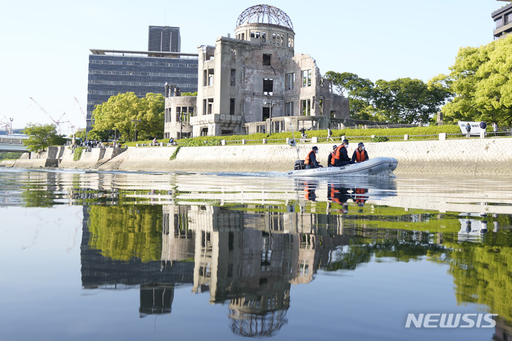 [히로시마=AP/뉴시스]17일 일본 서부 히로시마에서 열리는 주요 7개국(G7) 정상회의에 앞서 일본 경찰청이 경비 강화에 나선 가운데 현지 경찰관들이 히로시마 원폭돔 부근 강에서 순찰을 돌고 있다. 2023.05.18.