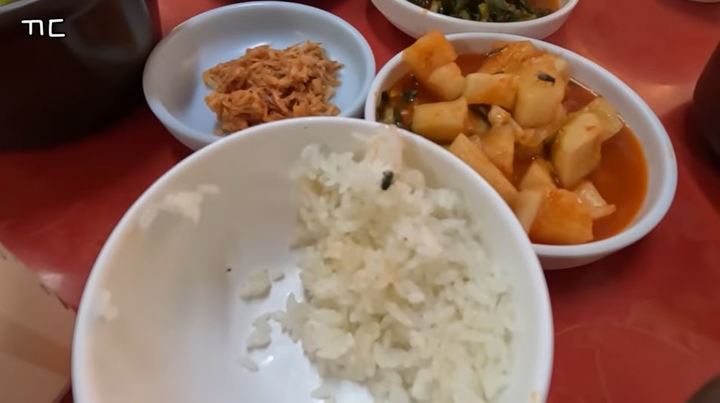 충남 예산군 국밥거리 한 식당의 음식에 파리가 앉아 있다. (캡처=꿀돔은 못말려 유튜브) *재판매 및 DB 금지