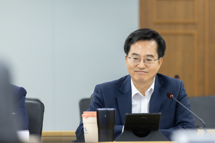 17일 오전 경기도청 다목적회의실에서 김동연 경기도지사, 강금실 경기도 기후대사, 전의찬 경기도 탄소중립 · 녹색성장 위원회 민간위원장 등이 참석한 가운데 탄소중립 · 녹색성장 위원회 전체회의가 열렸다. (사진=경기도 제공) *재판매 및 DB 금지