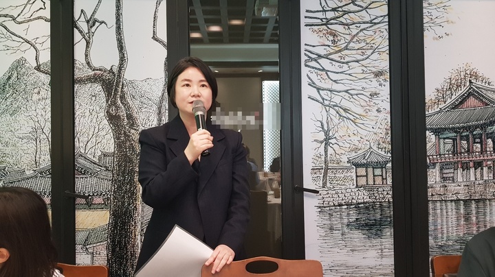 [서울=뉴시스] 구무서 기자 = 신보라 한국여성인권진흥원장이 17일 서울 종로구 인근에서 출입기자단 오찬 간담회를 하고 있다. 2023.05.17. nowest@newsis.com *재판매 및 DB 금지