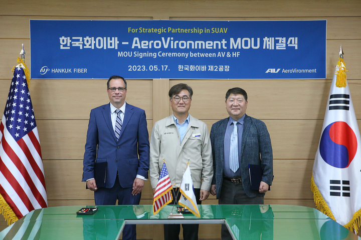 왼쪽부터 트레이스 스티븐슨 AV 수석부사장, 이진광 한국화이바 대표이사, 조상호 한국화이바 부사장 *재판매 및 DB 금지