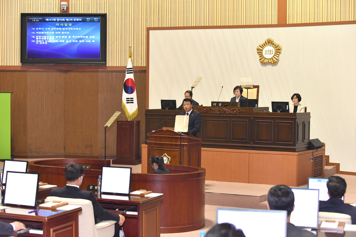 [진주=뉴시스] 진주시의회 임기향 의원, 대정부 건의안 제안설명. *재판매 및 DB 금지