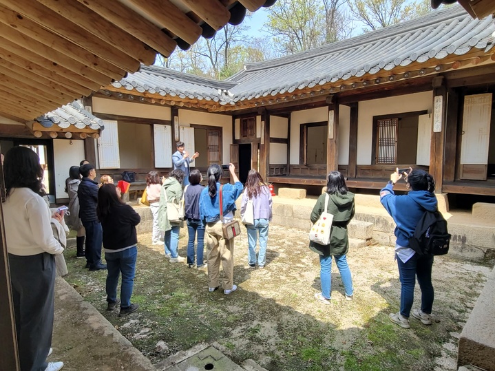 '영조의 막내딸 화길옹주가 보낸 청첩장' 프로그램을 진행할 서포터들이 궁집의 역사를 교육 받고 있다. 남양주시 제공 *재판매 및 DB 금지