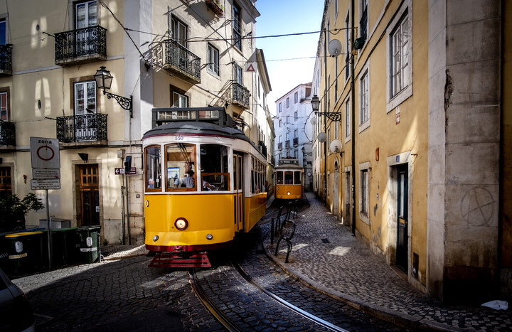 [리스본=AP/뉴시스] 지난 12일(현지시간) 영국 가디언 등은 포르투갈이 오는 10월까지 금연법을 대폭 강화할 예정이라고 보도했다. 사진은 포르투갈의 수도 리스본 전경. 2023.05.17. *재판매 및 DB 금지