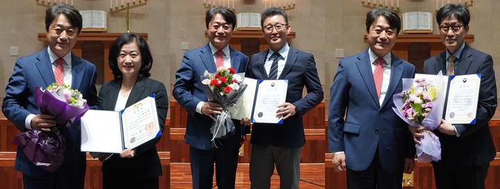 [수원=뉴시스] 호텔관광과 허선영 교수, 건축디자인과 양용기 교수, 멀티미디어디자인과 김태욱 교수가 각각 대통령 및 교육부장관 표창을 수여받고 있다. (사진=안산대 제공) 2023.05.17. photo@newsis.com *재판매 및 DB 금지