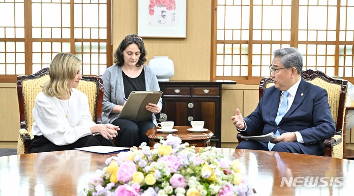 [서울=뉴시스]박진 외교부 장관은 14일 방한 중인 젤렌스카 우크라이나 영부인을 면담했다. (사진=외교부 제공) 2023.05.17. photo@newsis.com