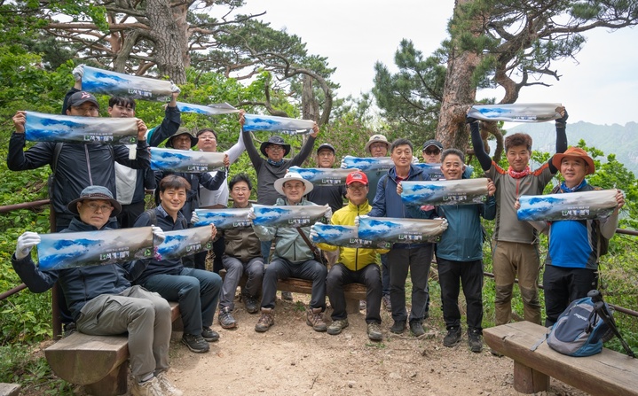 17일 김진태 강원도지사와 친환경오색케이블카추진위원회 관계자들이 강원 양양군 서면 설악산 국립공원에서 성공적인 오색 케이블카 설치 사업을 다짐하고 있다. (사진=강원도청 제공) 2023.05.17. photo@newsis.com *재판매 및 DB 금지