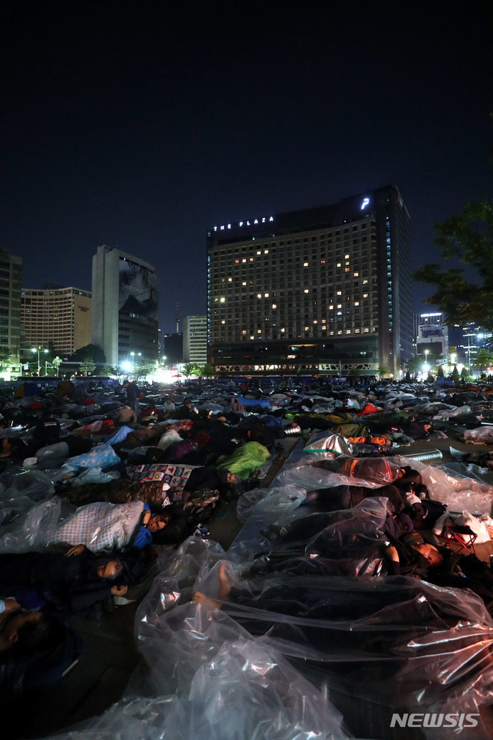 [서울=뉴시스] 조성봉 기자 = 17일 오전 서울 중구 시청 서울광장에서 민주노총 건설노조 조합원들이 노숙을 하고 있다. 건설노조는 1박2일 상경집회를 열고 최근 분신해 사망한 건설노조 소속 간부 고 양회동 씨와 관련해 노조 탄압 중단과 강압수사 책임자 처벌, 정부의 공식 사과 등을 요구했다. 2023.05.17. suncho21@newsis.com