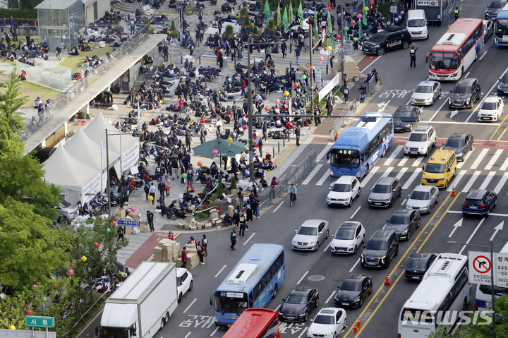 [서울=뉴시스] 최동준 기자 = 민주노총 건설노조가 지난 17일 서울 중구 서울시의회 앞에서 노조 탄압 규탄 1박 2일 상경 투쟁을 하고 있다. 2023.05.17. photocdj@newsis.com