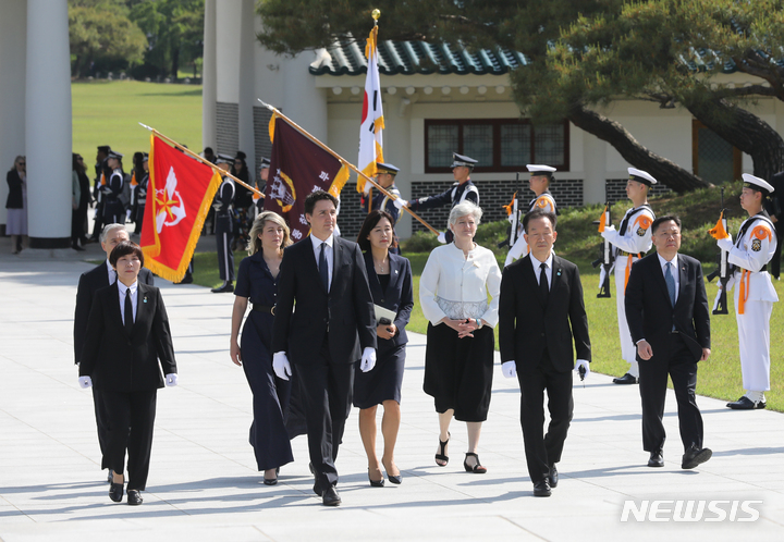 [서울=뉴시스] 김금보 기자 = 쥐스탱 트뤼도 캐나다 총리가 17일 오전 서울 동작구 국립서울현충원을 찾아 현충탑으로 이동하고 있다. 2023.05.17. kgb@newsis.com