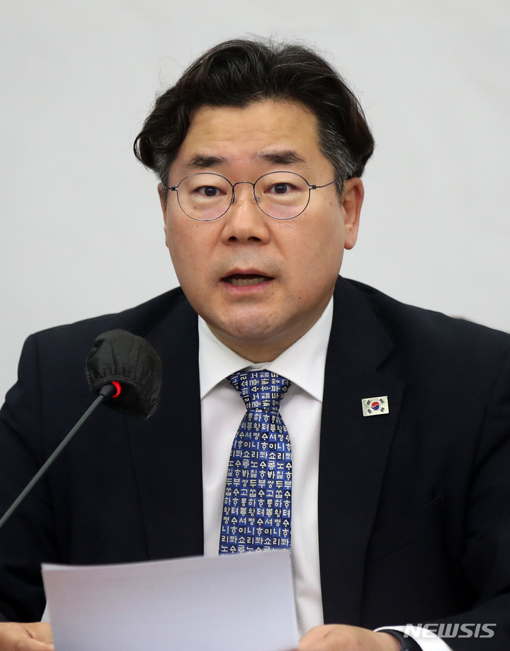 [서울=뉴시스] 고범준 기자 = 박찬대 더불어민주당 최고위원이 17일 오전 서울 여의도 국회에서 열린 확대간부회의에서 발언하고 있다. 2023.05.17. bjko@newsis.com