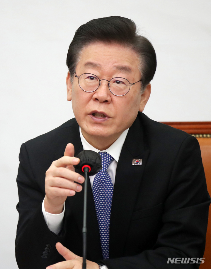 [서울=뉴시스] 고범준 기자 = 이재명 더불어민주당 대표가 17일 오전 서울 여의도 국회에서 열린 확대간부회의에서 발언하고 있다. 2023.05.17. bjko@newsis.com