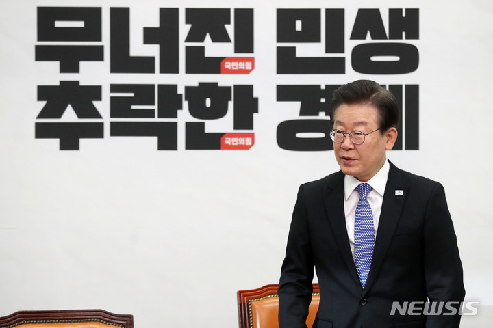 [서울=뉴시스] 고범준 기자 = 이재명 더불어민주당 대표가 17일 오전 서울 여의도 국회에서 열린 확대간부회의에 참석하고 있다. 2023.05.17. bjko@newsis.com