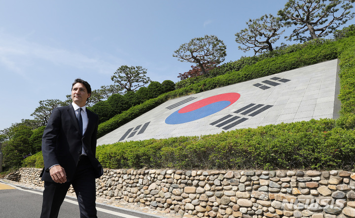 [서울=뉴시스] 김금보 기자 = 쥐스탱 트뤼도 캐나다 총리가 17일 서울 동작구 국립서울현충원 애국지사묘역에 안장된 고 프랭크 윌리엄 스코필드 박사 묘역에서 참배를 마치고 이동하고 있다. (공동취재사진) 2023.05.17. photo@newsis.com