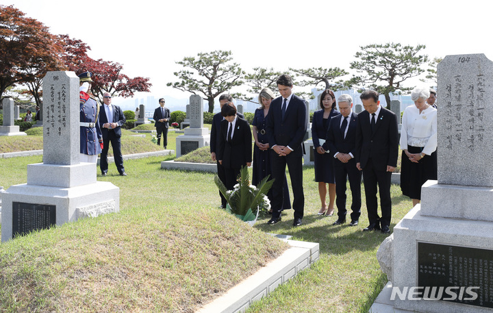 [서울=뉴시스] 김금보 기자 = 쥐스탱 트뤼도 캐나다 총리가 17일 서울 동작구 국립서울현충원 애국지사묘역에 안장된 고 프랭크 윌리엄 스코필드 박사 묘역에서 참배를 하고 있다. 고 스코필드 박사는 3·1운동의 34번째 민족 대표로, 애국지사 묘역에 잠든 독립유공자 212명 중 유일한 외국인이다. (공동취재사진) 2023.05.17. photo@newsis.com