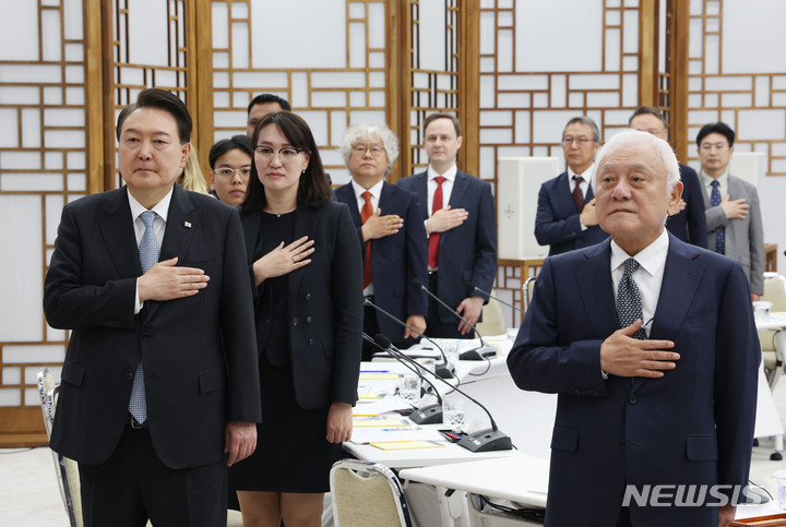 [서울=뉴시스] 홍효식 기자 = 윤석열 대통령이 17일 서울 용산 대통령실에서 열린 이주민과의 동행 특별위원회 회의에서 국기에 경례하고 있다. (대통령실통신사진기자단) 2023.05.17. yesphoto@newsis.com