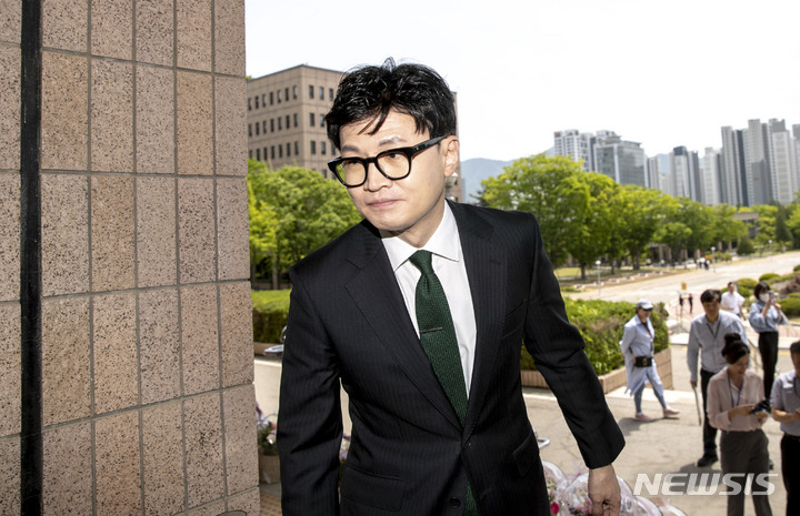 [과천=뉴시스] 정병혁 기자 = 한동훈 법무부장관이 취임 1주년인 17일 오전 경기 과천시 정부과천청사 법무부로 출근하고 있다. 2023.05.17. jhope@newsis.com