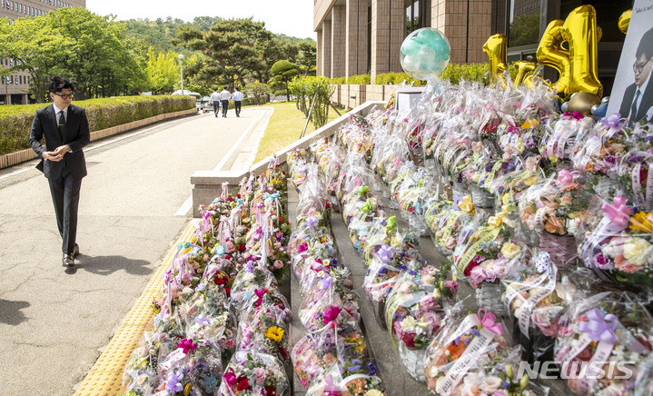 [과천=뉴시스] 정병혁 기자 = 한동훈 법무부장관이 취임 1주년인 17일 오전 경기 과천시 정부과천청사 법무부로 출근하며 지지자들이 보낸 꽃을 둘러보고 있다. 2023.05.17. jhope@newsis.com