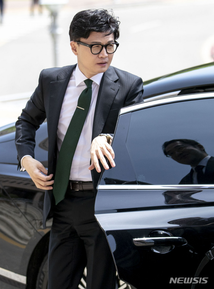 [과천=뉴시스] 정병혁 기자 = 한동훈 법무부장관이 취임 1주년인 17일 오전 경기 과천시 정부과천청사 법무부로 출근하고 있다. 2023.05.17. jhope@newsis.com