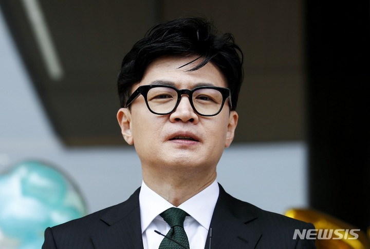 [과천=뉴시스] 정병혁 기자 = 한동훈 법무부장관이 취임 1주년인 지난 17일 오전 경기 과천시 정부과천청사 법무부로 출근하며 취재진의 질문에 답하고 있다. 2023.05.17. jhope@newsis.com