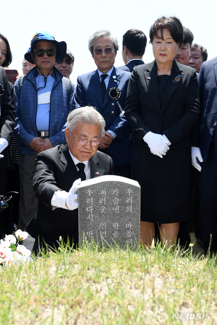 [광주=뉴시스] 김혜인 기자 = 문재인 전 대통령이 17일 오전 광주 북구 운정동 국립 5·18민주묘지를 찾아 고 문재학 열사를 참배하고 있다. 2023.05.17.hyein0342@newsis.com