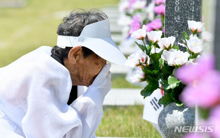 [광주=뉴시스] 김혜인 기자 = 17일 오전 광주 북구 운정동 국립 5·18민주묘지에서 유족이 오열하고 있다. 2023.07.17.hyein0342@newsis.com