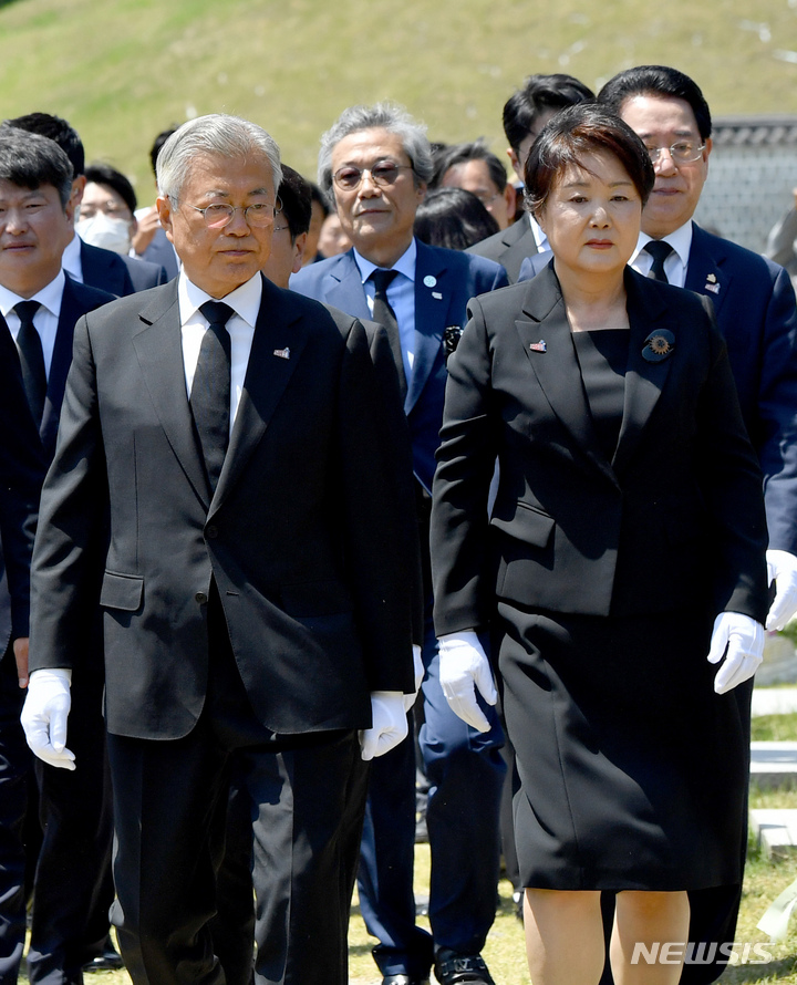 [광주=뉴시스] 김혜인 기자 = 문재인 전 대통령과 부인 김정숙 여사가 17일 오전 광주 북구 운정동 국립 5·18민주묘지에 들어서고 있다. 2023.05.17. hyein0342@newsis.com