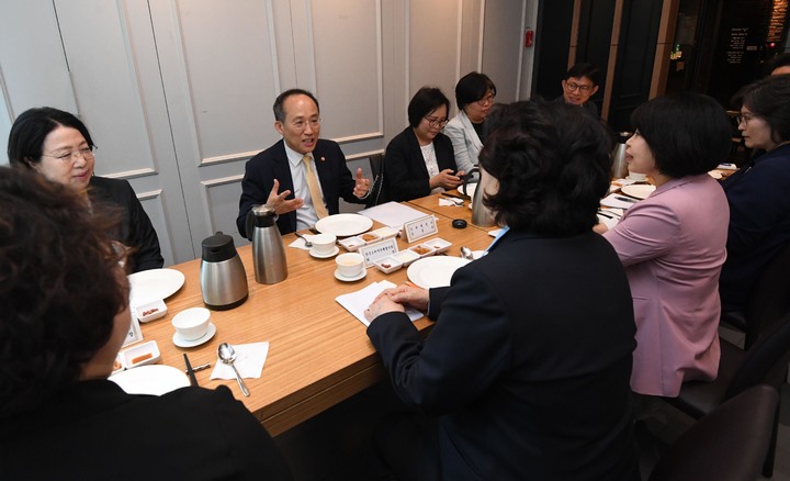[서울=뉴시스] 추경호 부총리 겸 기획재정부 장관이 17일 서울에서 열린 6개 소비자단체 대표들과 오찬간담회에 참석해 인사말을 하고 있다. (사진=기획재정부 제공) 2023.05.17. photo@newsis.com *재판매 및 DB 금지