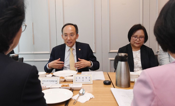 [서울=뉴시스] 추경호 부총리 겸 기획재정부 장관이 17일 서울에서 열린 6개 소비자단체 대표들과 오찬간담회에 참석해 인사말을 하고 있다. (사진=기획재정부 제공) 2023.05.17. photo@newsis.com *재판매 및 DB 금지