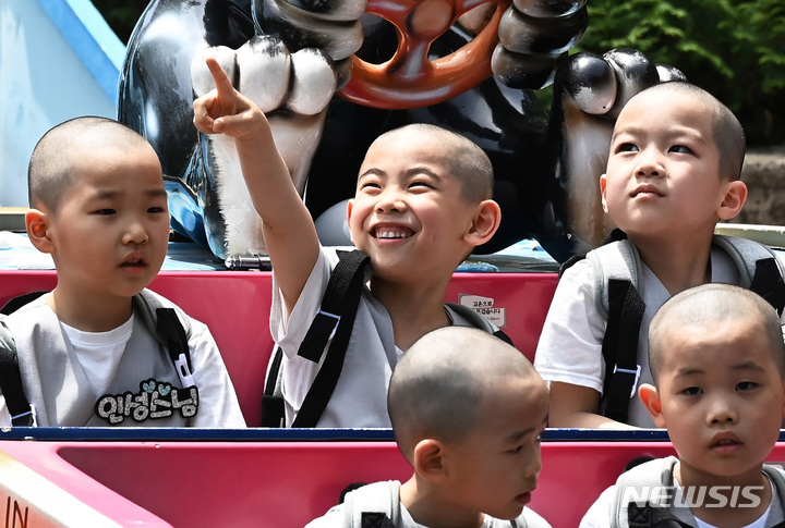 [용인=뉴시스] 김종택 기자 = 석가탄신일을 열흘 앞둔 17일 경기도 용인 에버랜드를 찾은 조계사 단기 출가 동자승들이 놀이기구를 타며 즐거워하고 있다. 2023.05.17. jtk@newsis.com