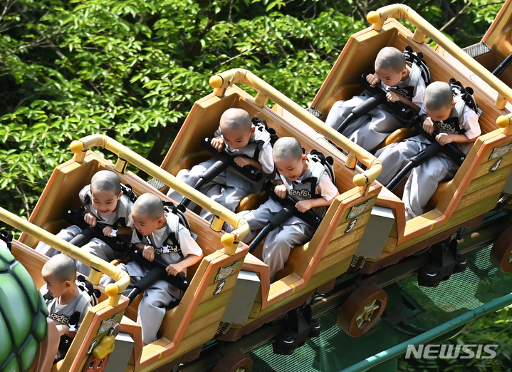 [용인=뉴시스] 김종택 기자 = 석가탄신일을 열흘 앞둔 17일 경기도 용인 에버랜드를 찾은 조계사 단기 출가 동자승들이 놀이기구를 타며 즐거워하고 있다. 2023.05.17. jtk@newsis.com