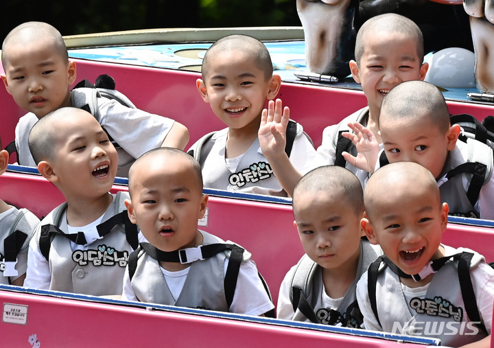 [용인=뉴시스] 김종택 기자 = 석가탄신일을 열흘 앞둔 17일 경기도 용인 에버랜드를 찾은 조계사 단기 출가 동자승들이 놀이기구를 타며 즐거워하고 있다. 2023.05.17. jtk@newsis.com