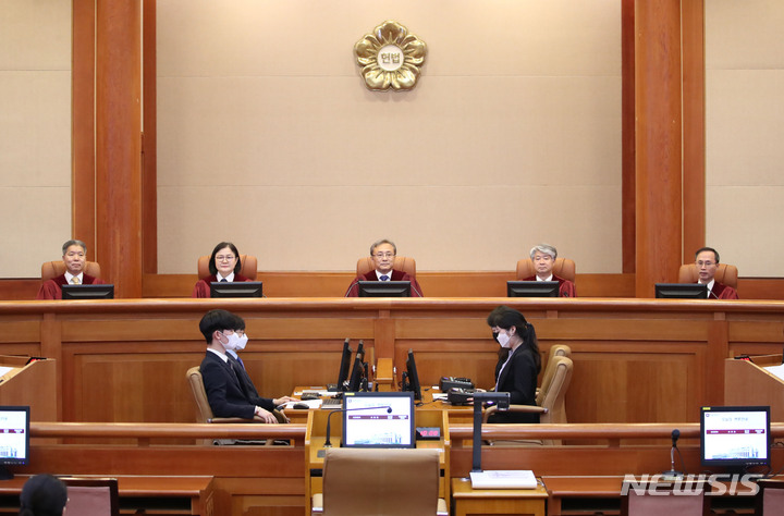 [서울=뉴시스] 조수정 기자 = 유남석 헌법재판소장과 헌법재판관들이 지난 17일 오후 서울 종로구 재동 헌법재판소 대심판정에서 열린 공개변론을 위해 착석하고 있다. 2023.05.17. chocrystal@newsis.com