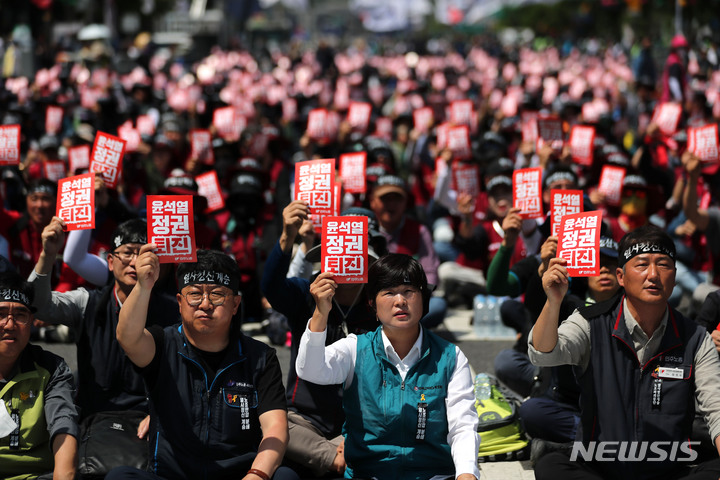 [서울=뉴시스] 김선웅 기자 = 민주노총이 지난달 17일 서울 중구 세종대로 일대에서 집회를 열고 건설노조 탄압을 규탄하며 분신한 故 양회동 조합원을 추모하며 윤석열 정부의 노조 탄압을 규탄하고 있다. 2023.05.17. mangusta@newsis.com