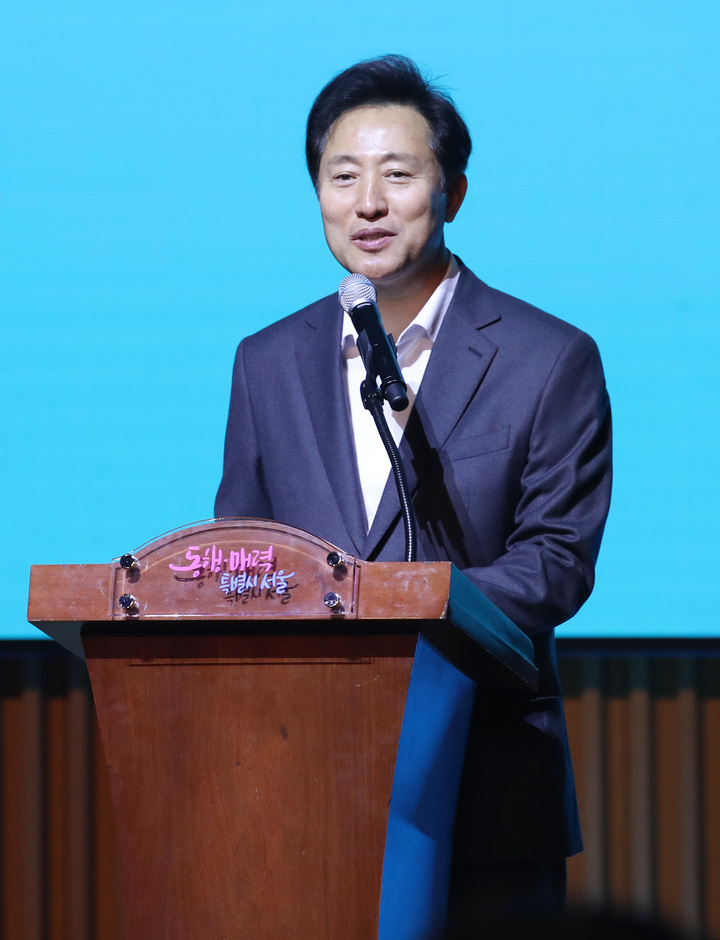 [서울=뉴시스] 김진아 기자 = 오세훈 서울시장이 17일 오후 서울 중구 서울시청 다목적홀에서 열린 '서울시민기자 2040' 시민기자 20주년 기념식에서 인사말을 하고 있다. 2023.05.17. bluesoda@newsis.com