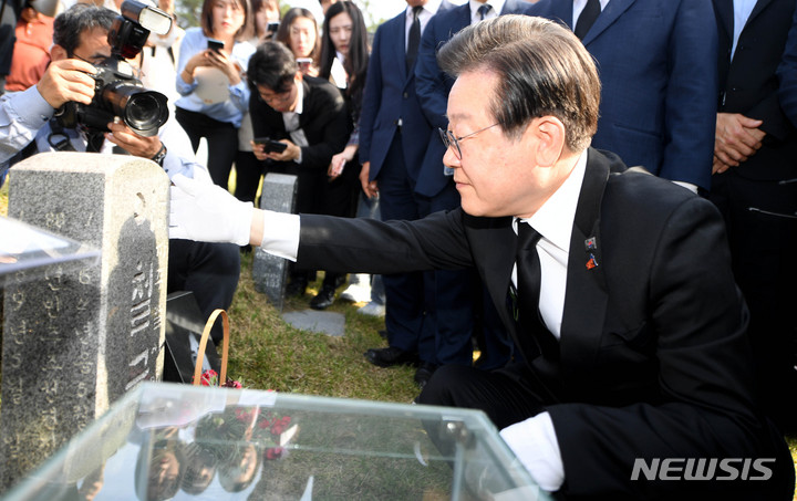 [광주=뉴시스] 변재훈 기자 = 이재명 더불어민주당 대표가 5·18민주화운동 43주년을 하루 앞둔 17일 오후 광주 북구 망월동 민족민주열사묘역 내 이철규 열사 묘비를 어루만지고 있다. 2023.05.17. wisdom21@newsis.com