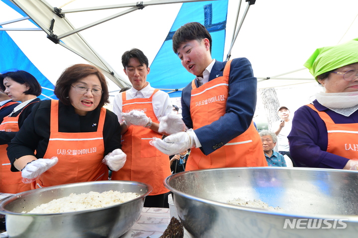 [광주=뉴시스] 김혜인 기자 = 이준석 국민의힘 전 대표가 17일 오후 광주 동구 금남로 제 43주기 5·18전야제에 앞서 오월어머니들과 함께 주먹밥을 만들고 있다. 2023.05.17. hyein0342@newsis.com