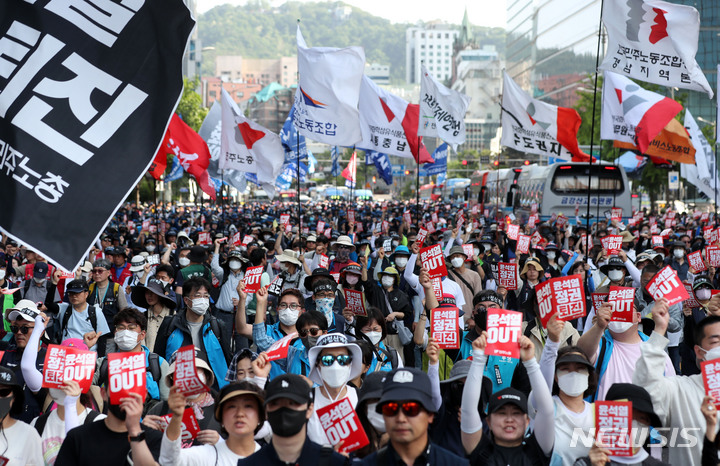 [서울=뉴시스] 김선웅 기자 = 민주노총 조합원들이 지난 17일 서울 중구 세종대로 일대에서 윤석열 정부 규탄 및 故 양회동 조합원 추모 집회를 마친 뒤 고인의 빈소가 마련된 서울대병원 장례식장 방면으로 행진을 하고 있다. 2023.05.17. mangusta@newsis.com
