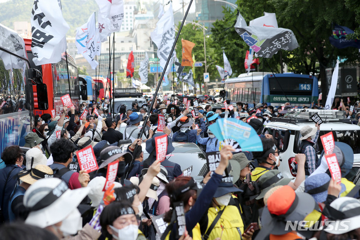 [서울=뉴시스] 김선웅 기자 = 민주노총 조합원들이 지난 17일 서울 중구 세종대로 일대에서 윤석열 정부 규탄 및 故 양회동 조합원 추모 집회를 마친 뒤 고인의 빈소가 마련된 서울대병원 장례식장 방면으로 행진을 하고 있다. 2023.05.17. mangusta@newsis.com