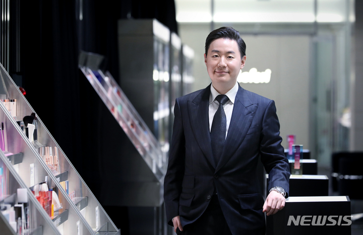 [서울=뉴시스] 김금보 기자 = 최인석 레페리 이사회 의장이 17일 오후 서울 강남구 레페리 본사에서 뉴시스와의 인터뷰에 앞서 포즈를 취하고 있다. 2023.05.19. kgb@newsis.com